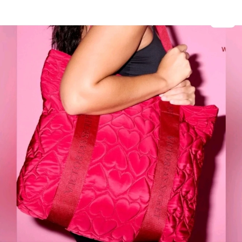 Victoria’s Secret NEW Limited Edition 2025 Red Hearts Quilted Puffer Tote